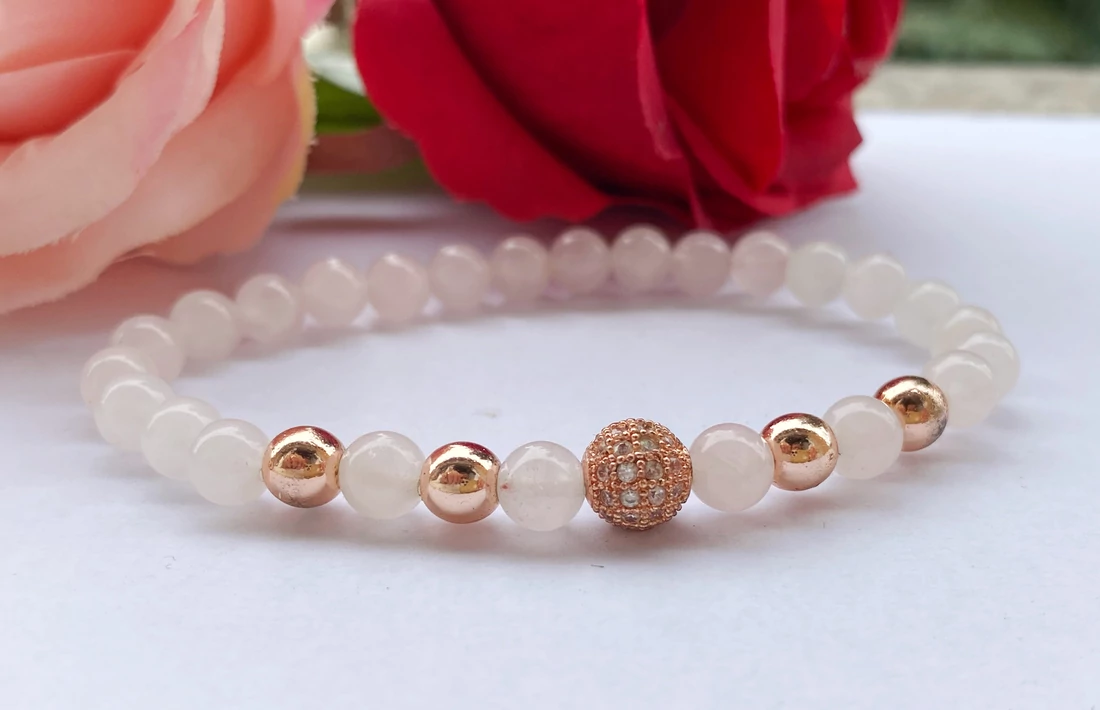 Rózsakvarc és rosegold hematit ásványkarkötő cirkónia díszítéssel