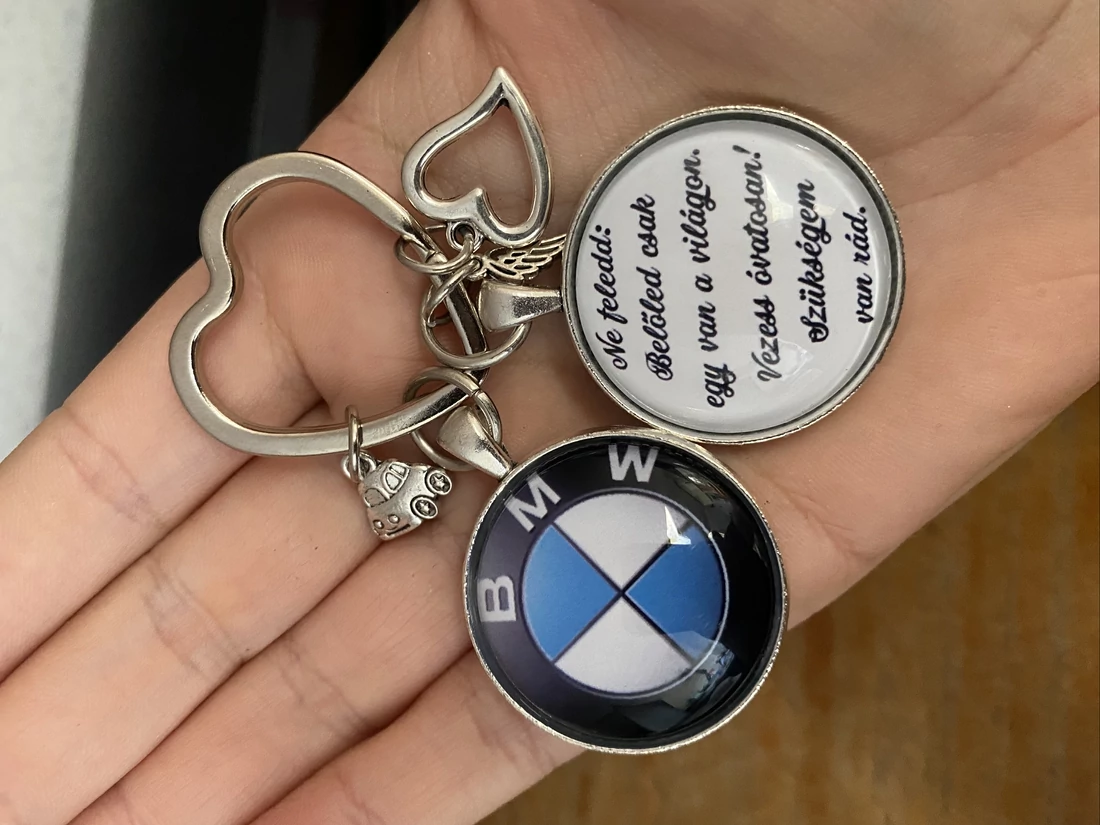 Ne feledd: Belőled csak egy van, a világon. Vezess óvatosan! Szükségem van rád.- feliratos kulcstartó BMW jellel.