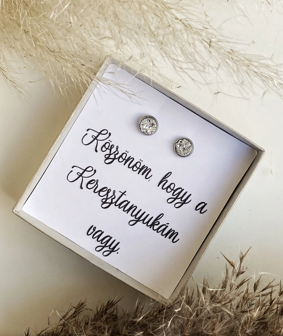 Csillogós,  ezüst színű druzy acél fülbevaló keresztanyának díszdobozzal