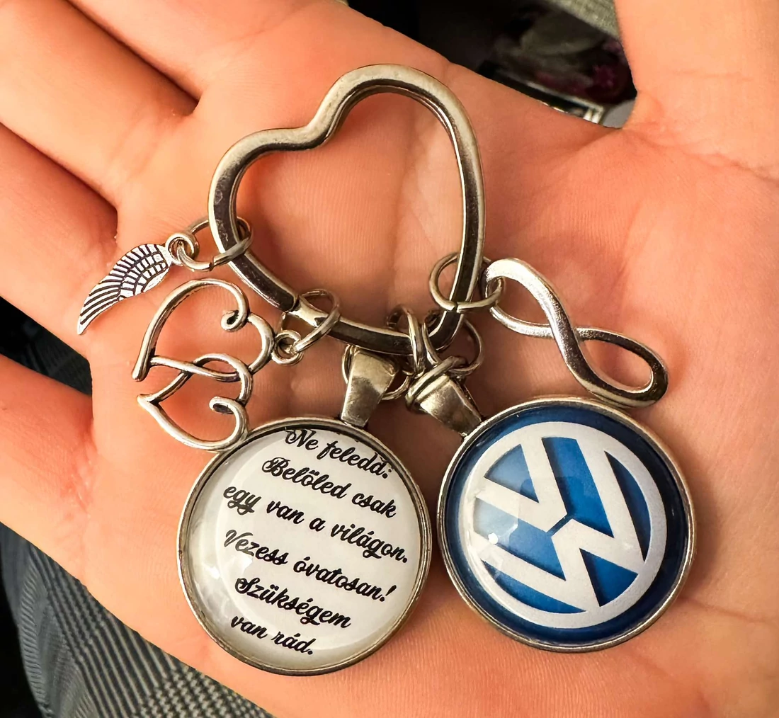 Ne feledd: Belőled csak egy van, a világon. Vezess óvatosan! Szükségem van rád.- feliratos kulcstartó Volkswagen jellel.