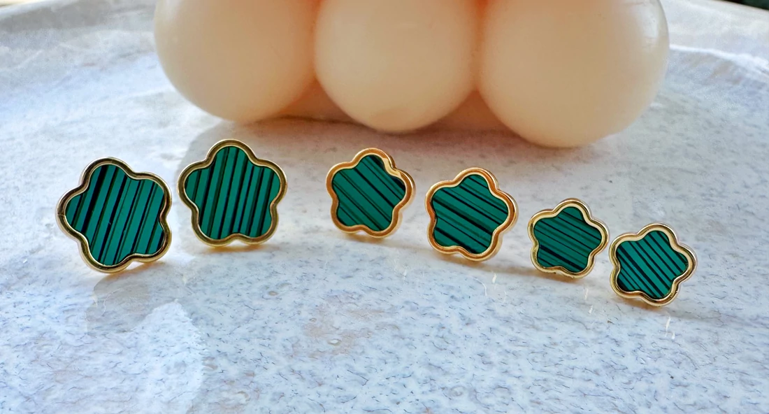 Clover virág alakú zöld-arany színű fülbevaló - 10 mm