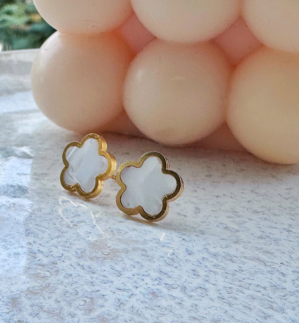 Clover virág alakú fehér-arany színű fülbevaló - 10 mm