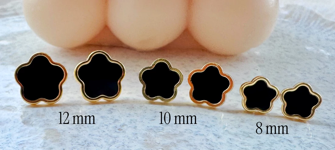 Clover virág alakú fehér-arany színű fülbevaló - 8mm