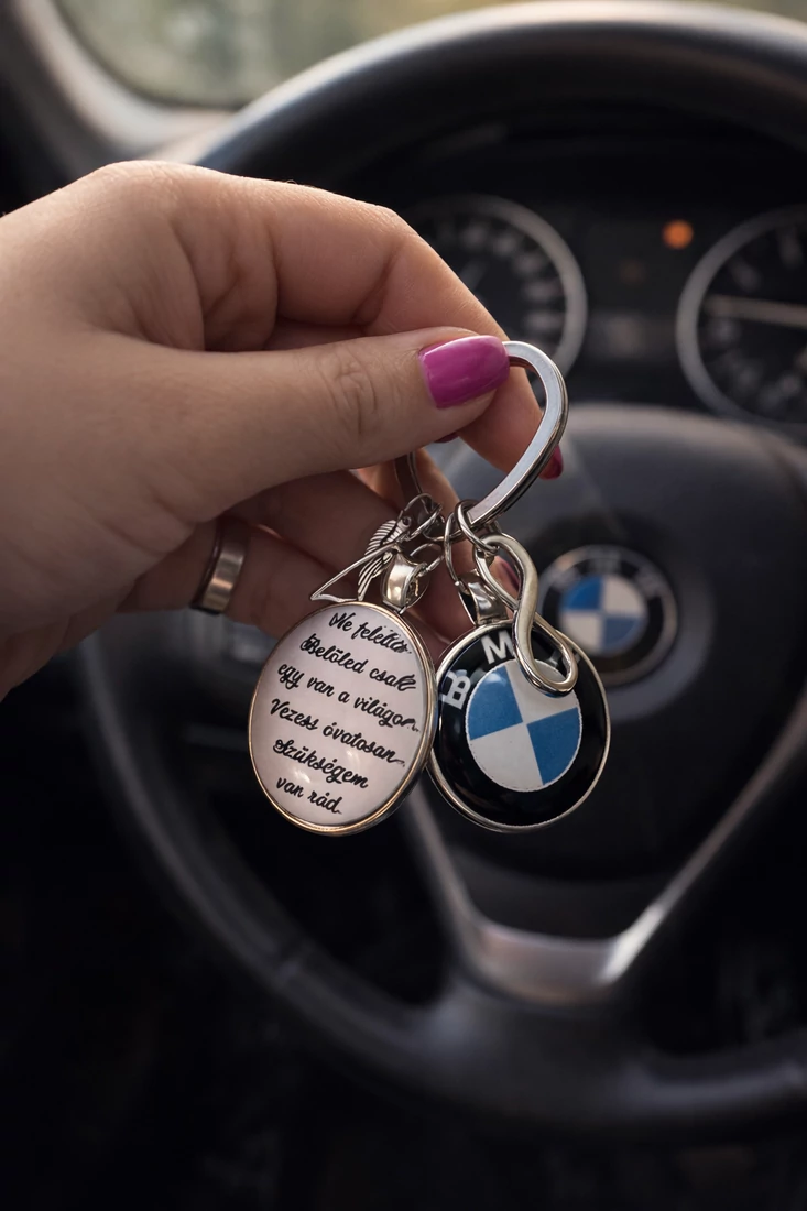 Ne feledd: Belőled csak egy van, a világon. Vezess óvatosan! Szükségem van rád.- feliratos kulcstartó BMW jellel.