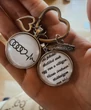 Ne feledd: Belőled csak egy van, a világon. Vezess óvatosan! Szükségem van rád. -feliratos autós kulcstartó