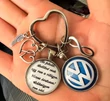 Ne feledd: Belőled csak egy van, a világon. Vezess óvatosan! Szükségem van rád.- feliratos kulcstartó Volkswagen jellel.