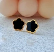 Clover virág alakú fekete-arany színű fülbevaló - 10 mm