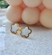 Clover virág alakú fehér-arany színű fülbevaló - 10 mm