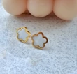 Clover virág alakú fehér-arany színű fülbevaló - 8mm