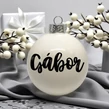 Egyedi feliratos karácsonyi üveg gömbdísz -fényes fehér (8cm) EGY NÉVVEL