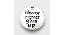 Never never give up feliratos fityegő (csak kulcstartóhoz/ékszerhez rendelhető)