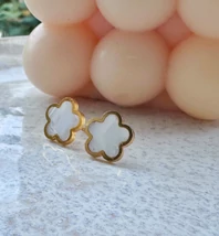 Clover virág alakú fehér-arany színű fülbevaló - 10 mm