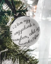 Van egy angyalunk a mennyben... feliratos karácsonyfa gömbdísz