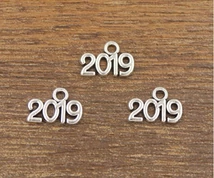 2019 charm (csak kulcstartóhoz/ékszerhez rendelhető)