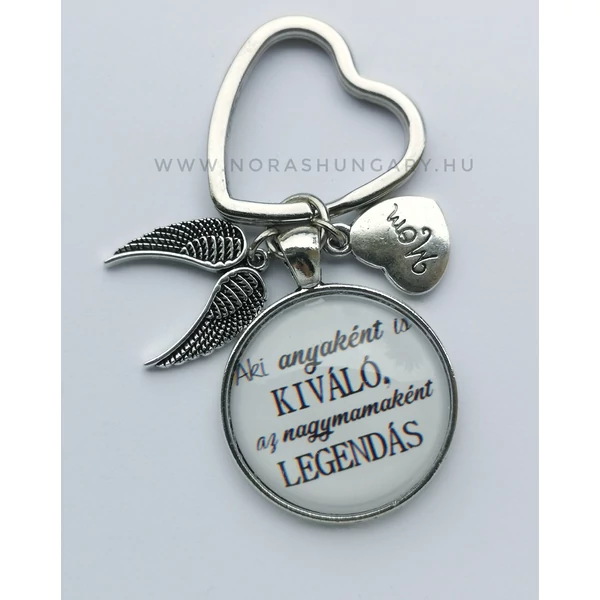 Aki Anyaként is kiváló, az nagymamaként legendás kulcstartó két fityegővel