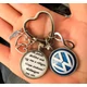 &quot; Ne feledd: Belőled csak egy van, a világon. Vezess óvatosan! Szükségem van rád.&quot; feliratos kulcstartó Volkswagen jellel.