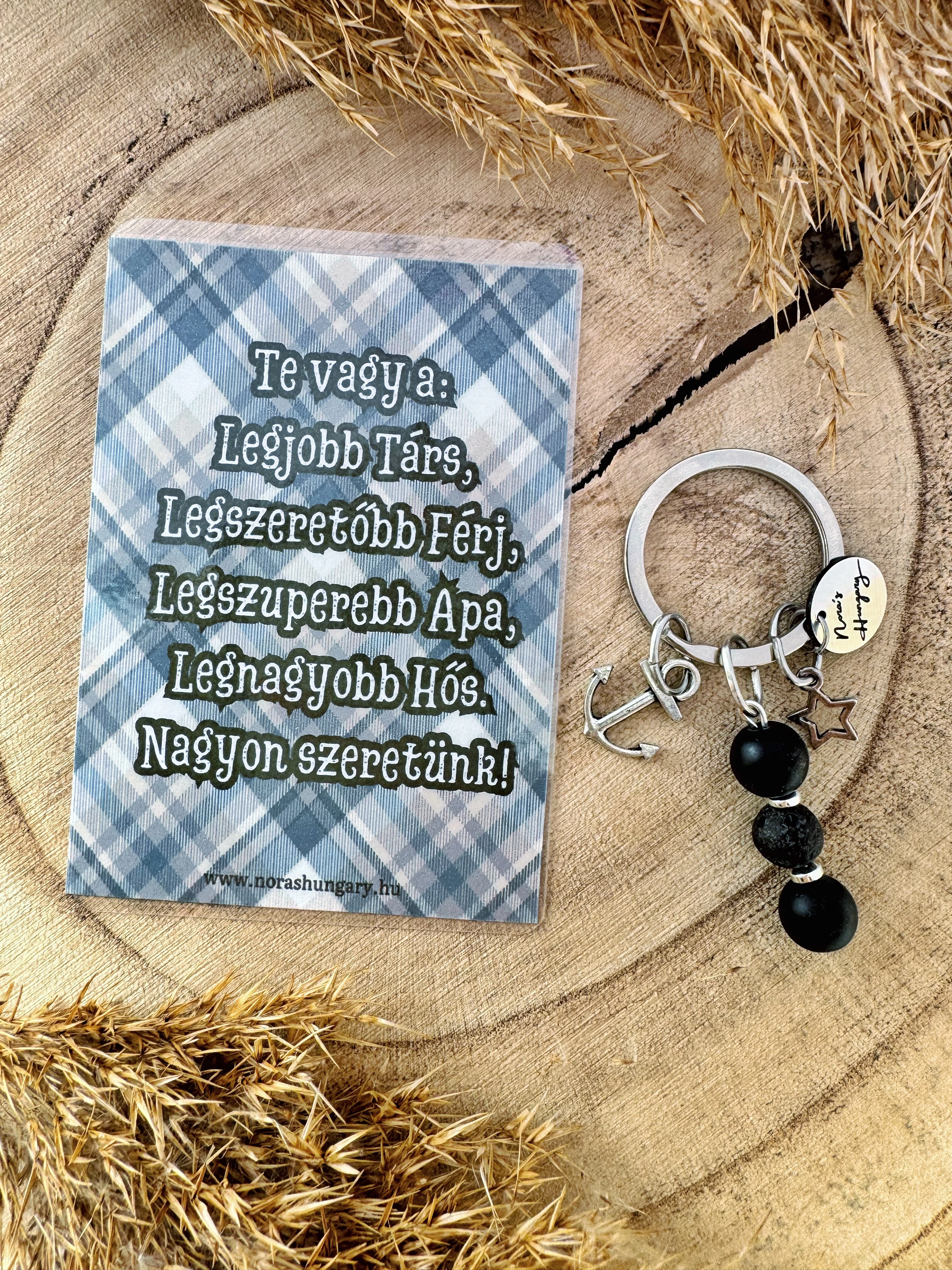 Fekete ásványgyöngyös, charmos kulcstartó apukáknak, kísérőkártyával