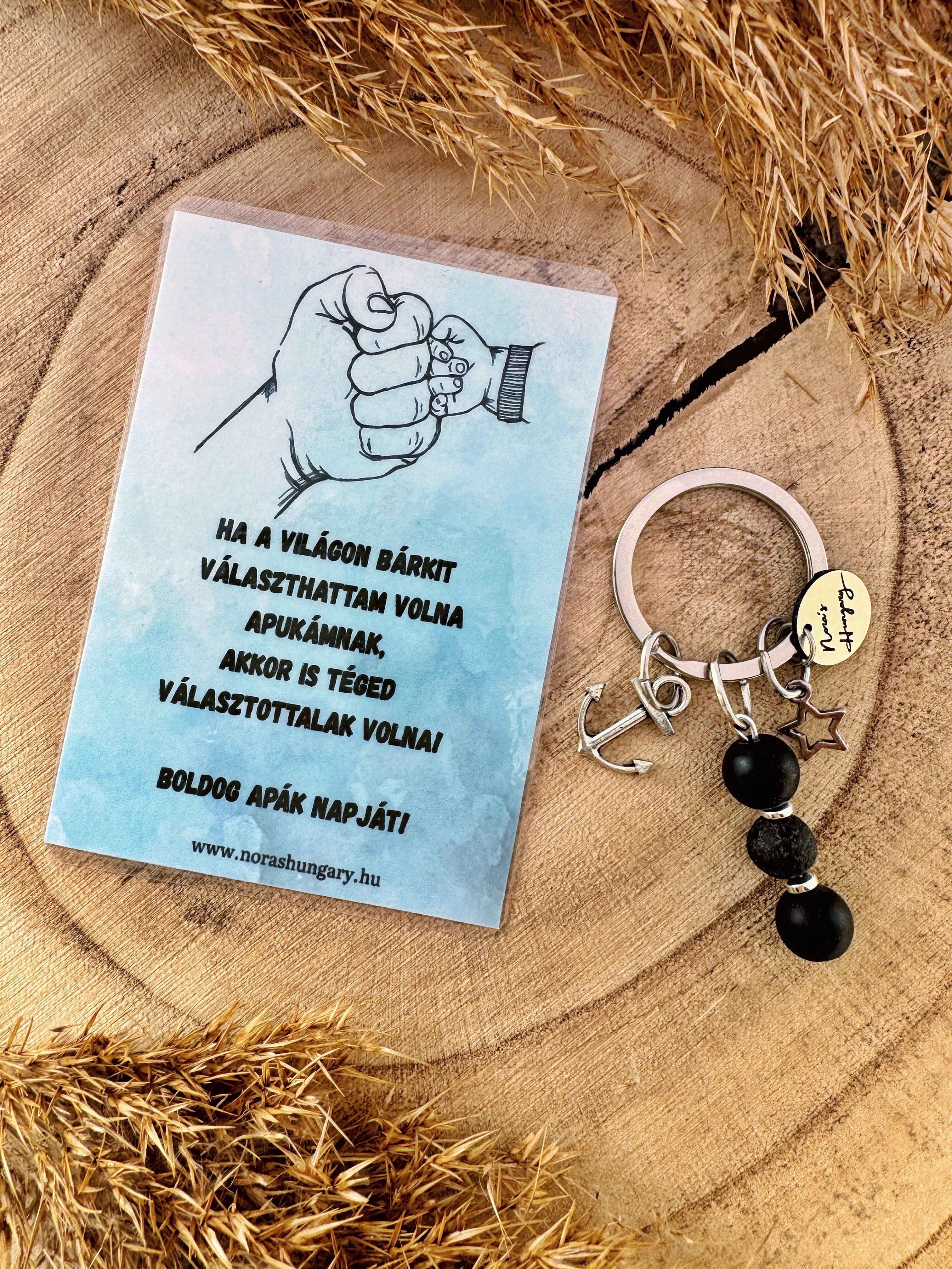 Fekete ásványgyöngyös, charmos kulcstartó apukáknak, kísérőkártyával