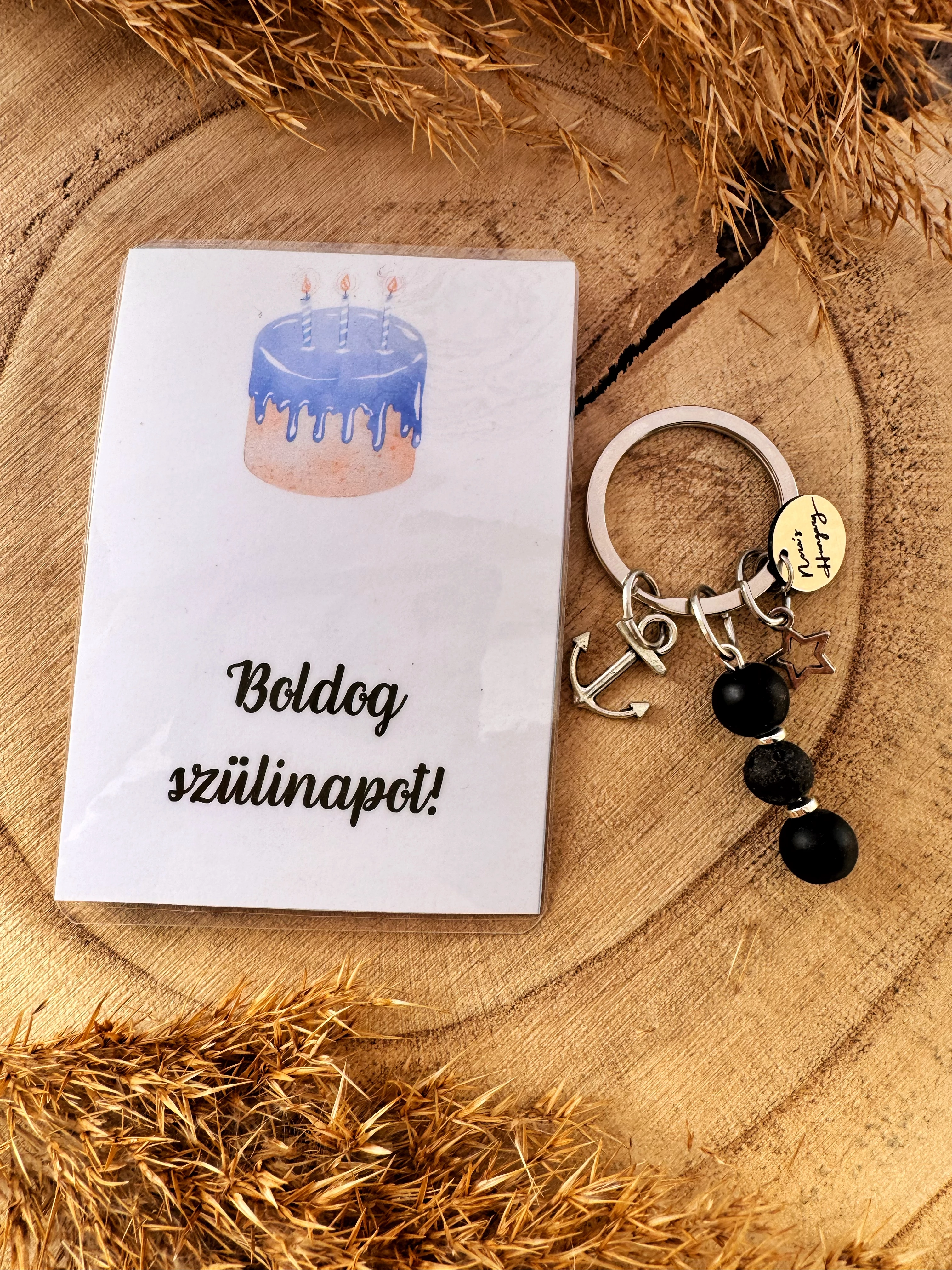 Fekete ásványgyöngyös, charmos kulcstartó születésnapi kísérőkártyával