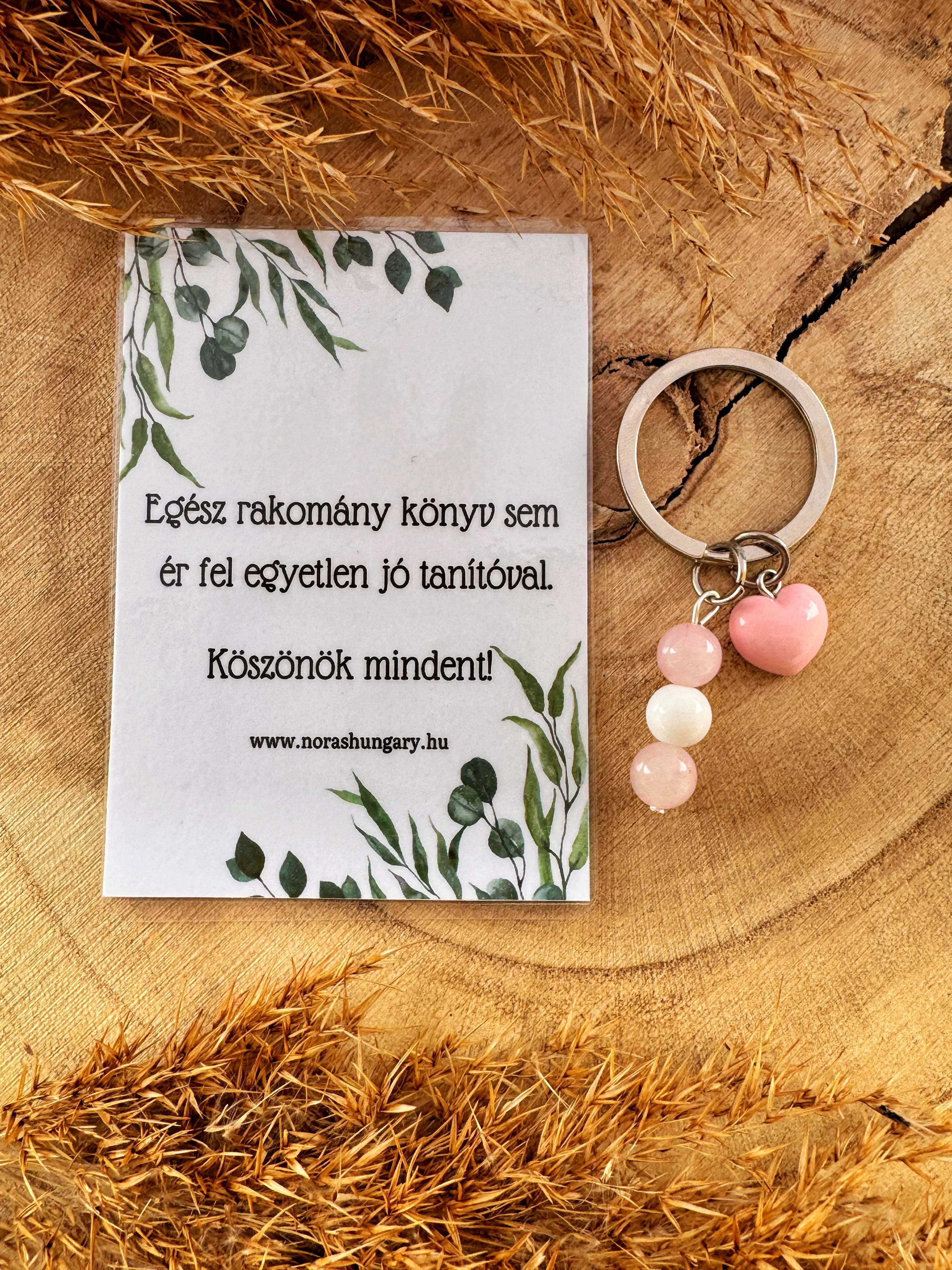 Rózsakvarc ásványos, szívecskés kulcstartó pedagógusoknak, kísérőkártyával