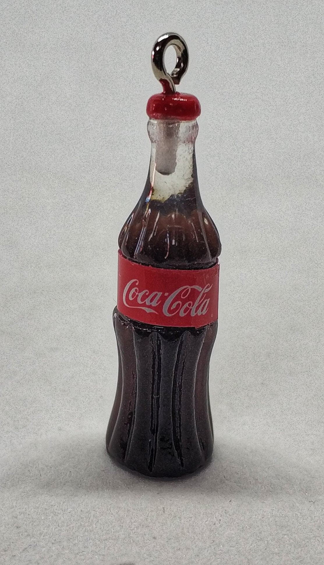 Coca cola fityegő